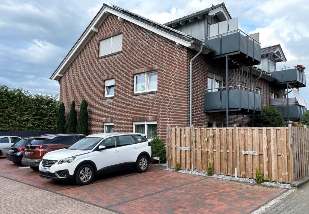 Hausansicht Stellplätze